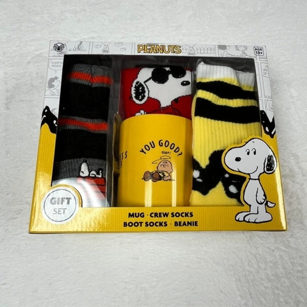 Peanuts Snoopy Charlie Brown Gift Set Mug Beanie Crew Boot Socks PQQ106A-TG25
